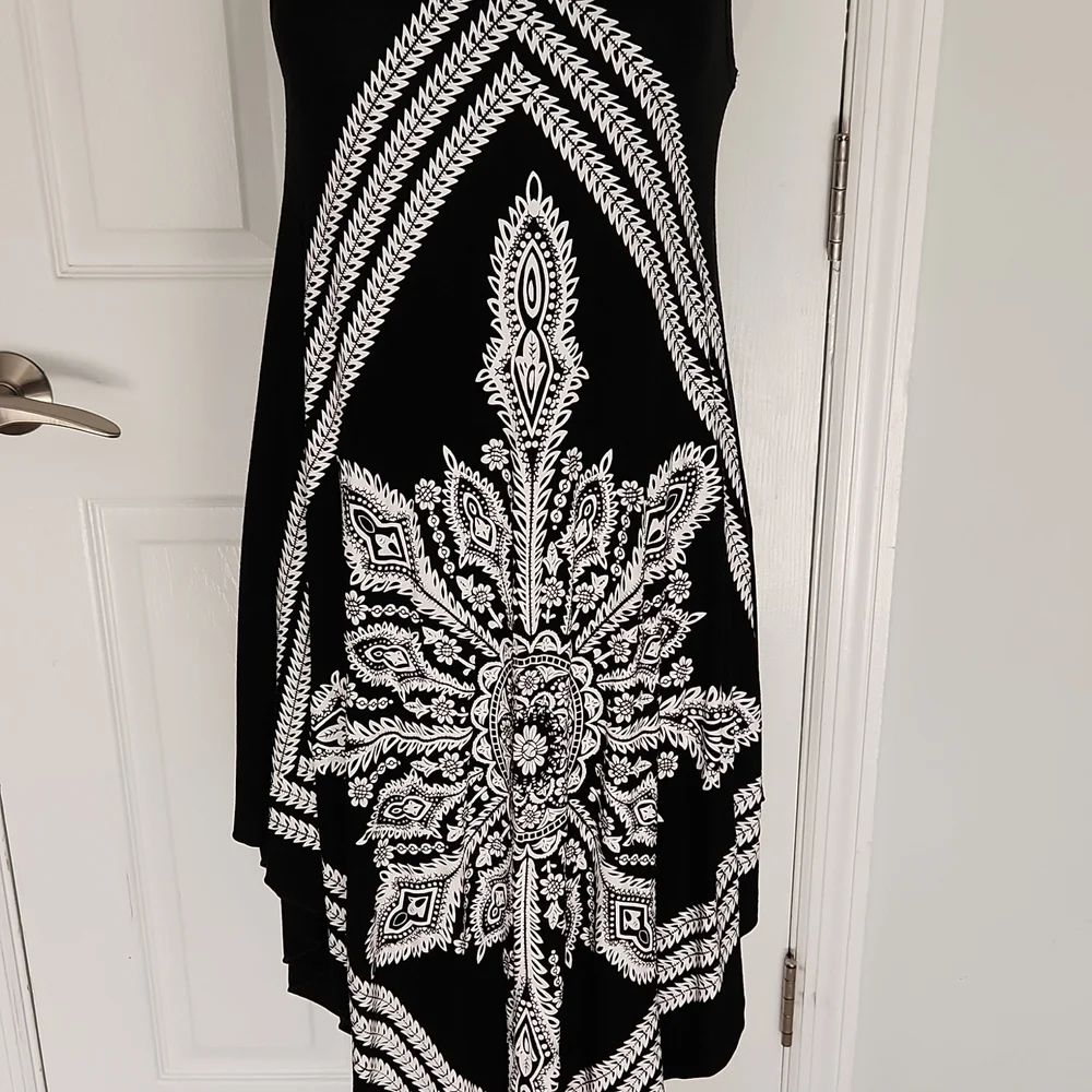 Black and White Sleeveless Mandala Pattern Handkerchief Hem Dress - Picture 4 of 9